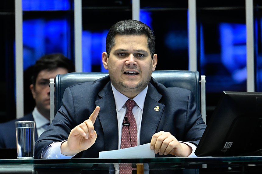 Alcolumbre exalta Romário: “Senador está representando o Brasil com dignidade” durante a Copa