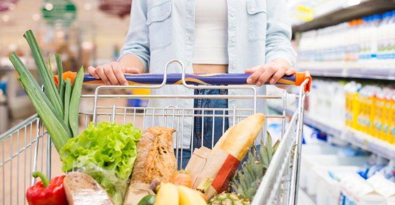 Alimentação apresenta queda de preços pela primeira vez em quase três anos