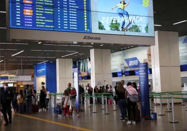 Setor de serviços se mantém estável em junho, enquanto turismo registra queda de 3,4%, revela IBGE