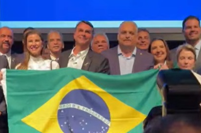 Flávio Bolsonaro anuncia Alfredo Gaspar como seu companheiro de chapa na corrida presidencial