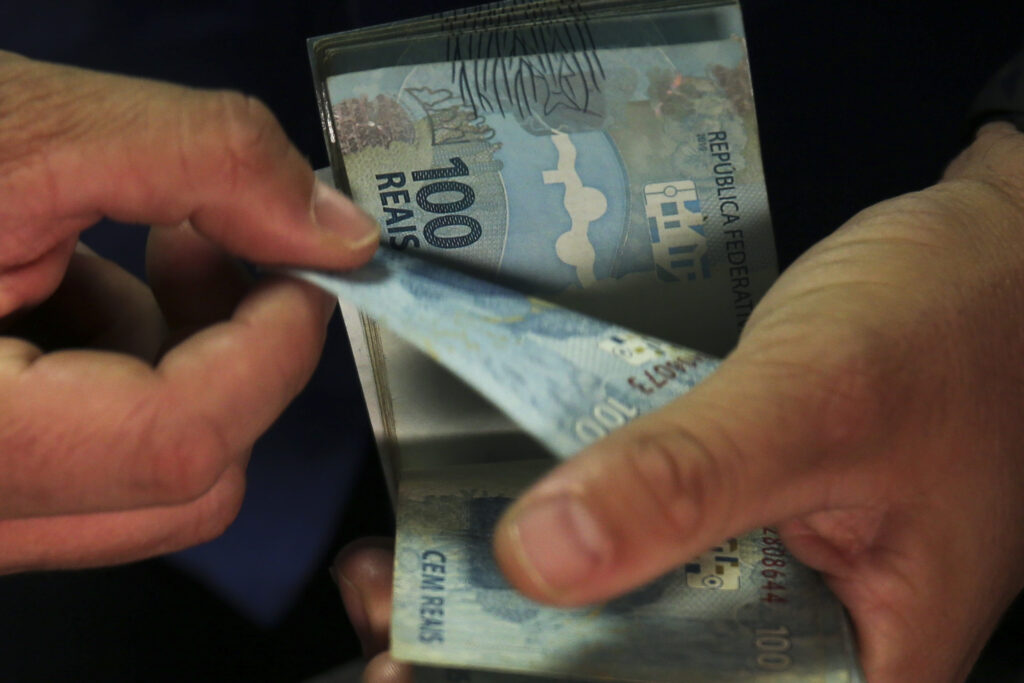 Expectativa de salário mínimo para 2027 atinge R$ 1.741