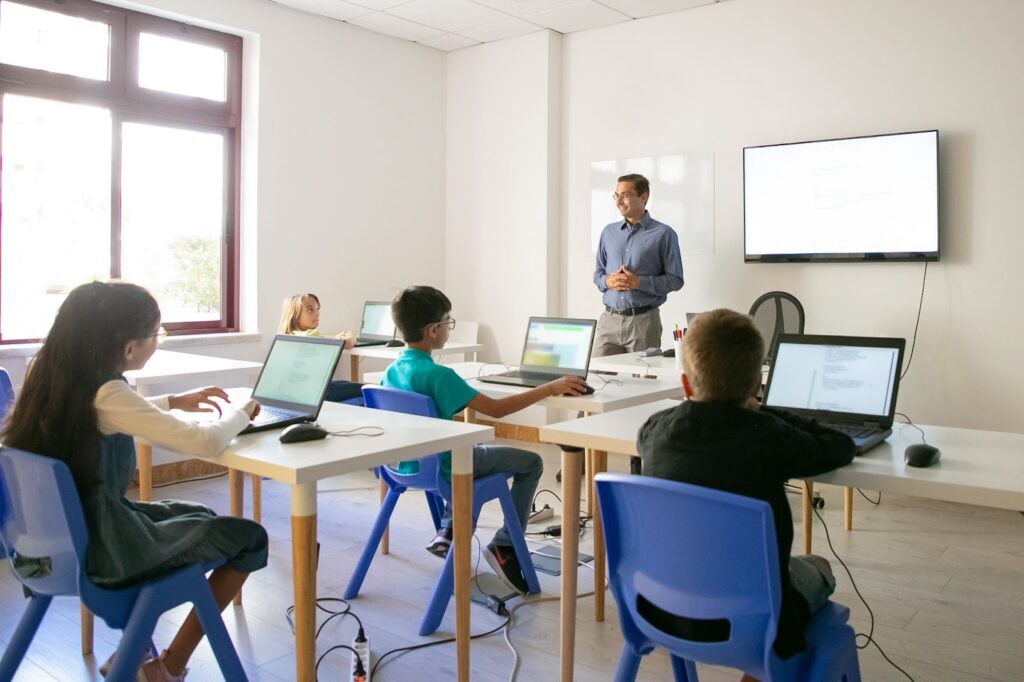 Pesquisa revela que 80% das escolas abordam os efeitos das tecnologias digitais
