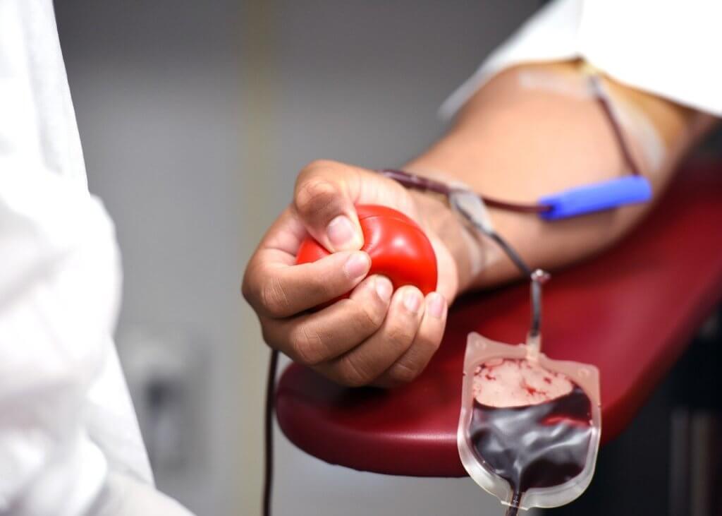 Idosos com 70 anos ou mais agora podem doar sangue graças a nova norma