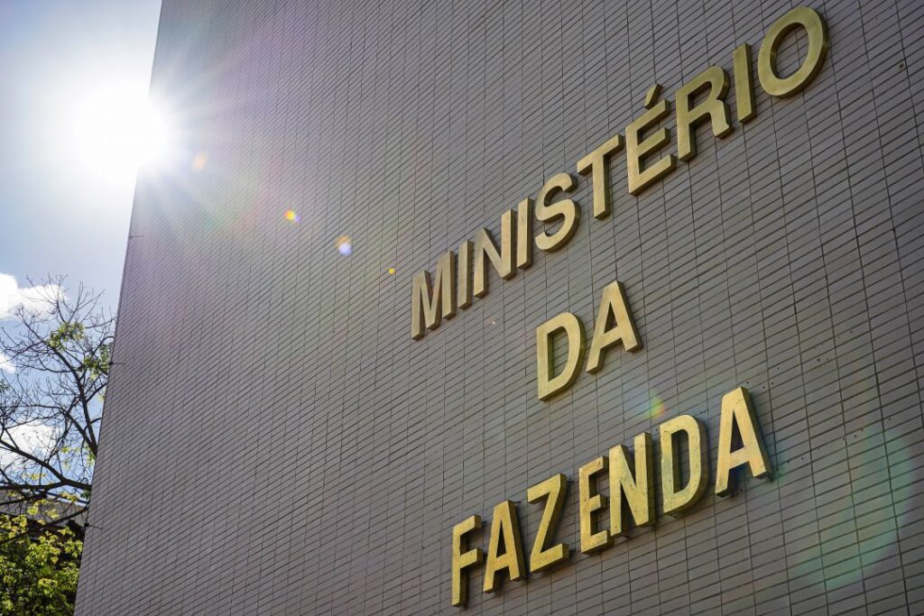 Previsões do Ministério da Fazenda indicam crescimento econômico reduzido e aumento da inflação em 2027