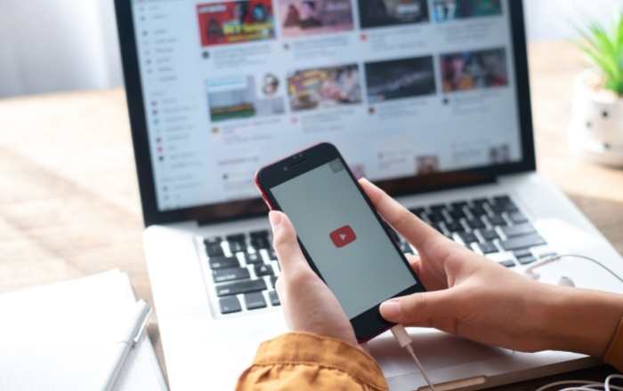 Governo pede remoção de 97 perfis que usam IA para simular médicos no YouTube