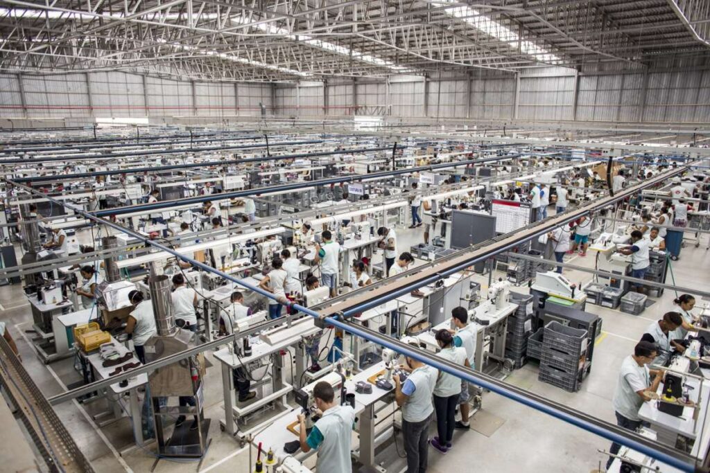 Aumento de 0,2% na produção industrial em julho contrasta com queda de 0,5% anual