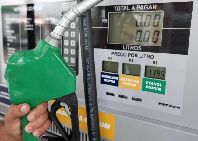 Governo suspende impostos federais da gasolina por um mês