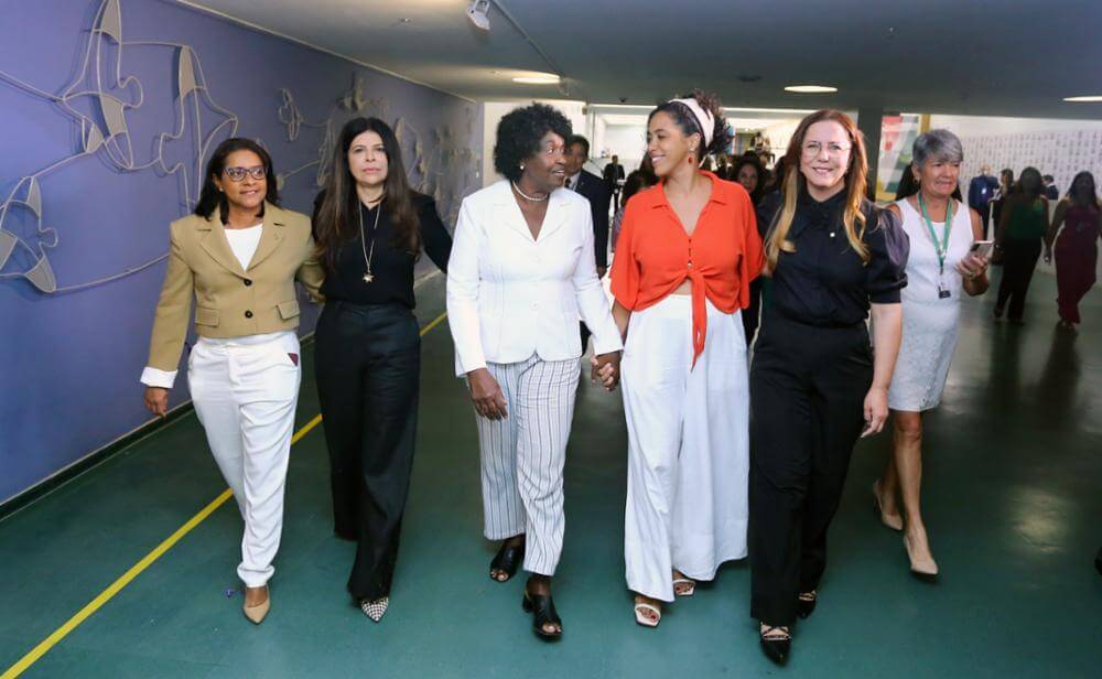 Legislativo brasileiro atinge recorde histórico de mulheres em suas cadeiras